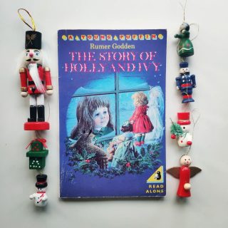 Attempting to de-grinch yourself? Try a little holiday cheer with The Story of Holly and Ivy. It's a sweet, short Christmas tale about Christmas wishes coming true. It has: Christmas markets, Christmas trees, orphans, kindhearted childless folk, talking dolls, lost keys, serendipity, and a domineering owl. What more could you want really? Follow the link in bio for the full review 😁

If you need more festive cheer, don't forget to sign up for my advent draw! There's one each advent Sunday until Christmas. Win yourself a mystery Christmas book and some nice little treats to go with it 😁 Just head to the website ⬆️

What Christmas books have been getting you into the festive spirit?

#rumergodden #thestoryofhollyandivy #childrensbookillustration #childrensbooks #vintagechildrensbooks #vintagekidsbooks #christmasstory #christmasstories #childrenschristmasbooks #oldbooks #secondhandbooks #festivereads #adventgiveaway #christmasgiveaway